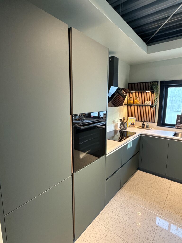 Keuken Almere – Matte Groene U-Keuken