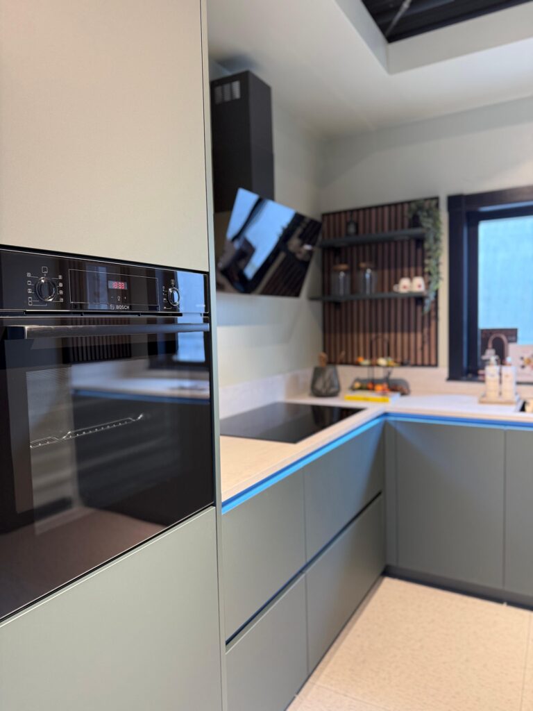 Greeploze maatwerk keuken Beverwijk in groene tint met inbouwoven en hoekopstelling