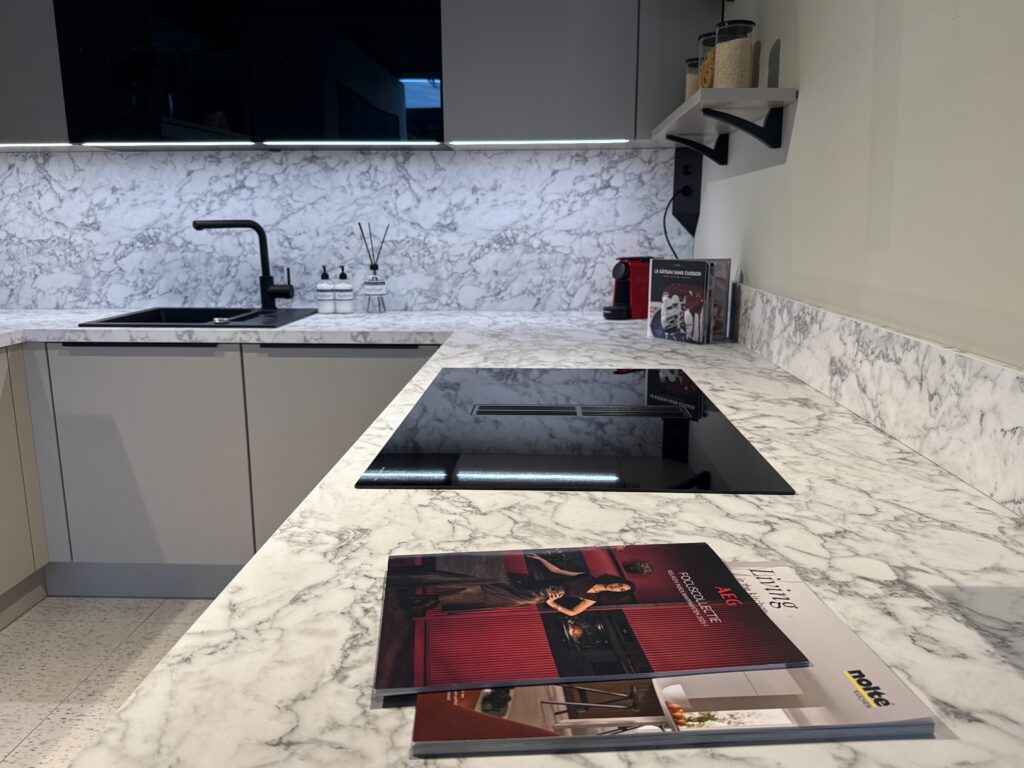 keuken Haarlem – Modern Beige met Marmerlook kookplaat