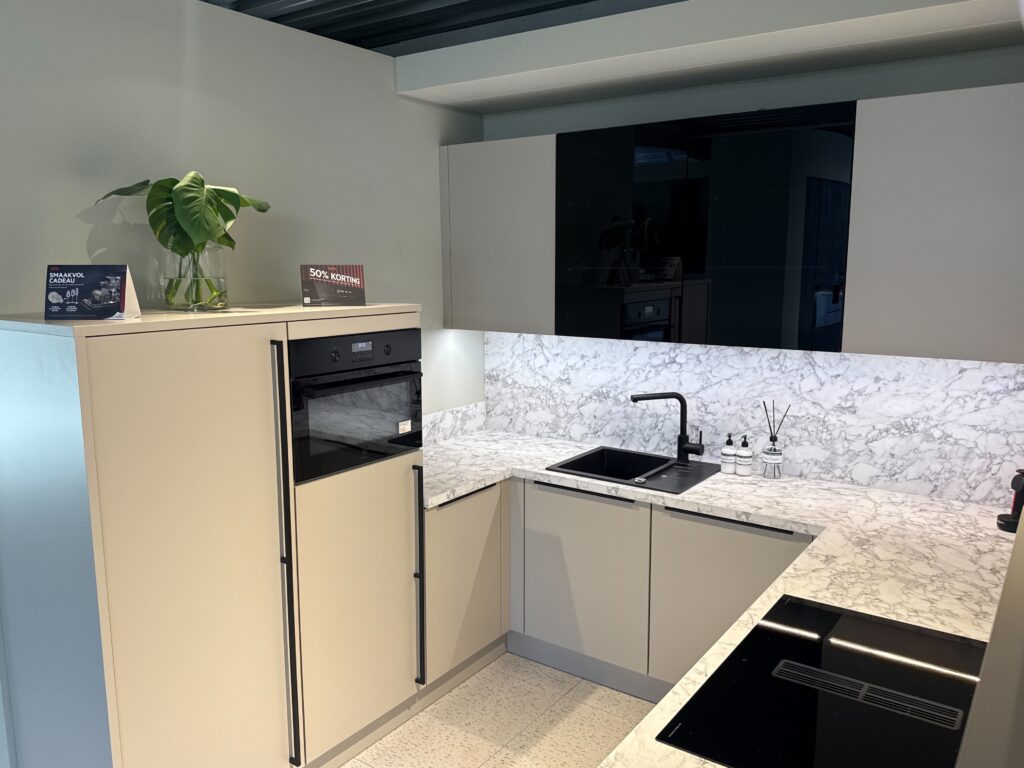 keuken Haarlem – Modern Beige met Marmerlook bovenaanzicht