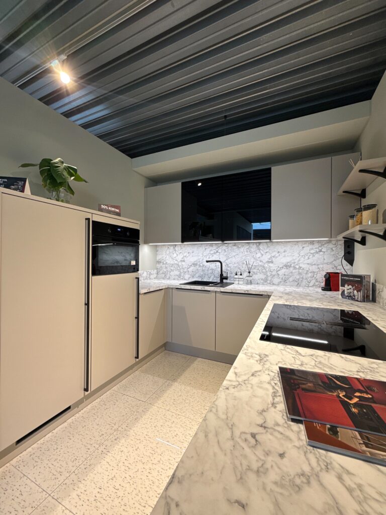 keuken Haarlem – Modern Beige met Marmerlook U vorm