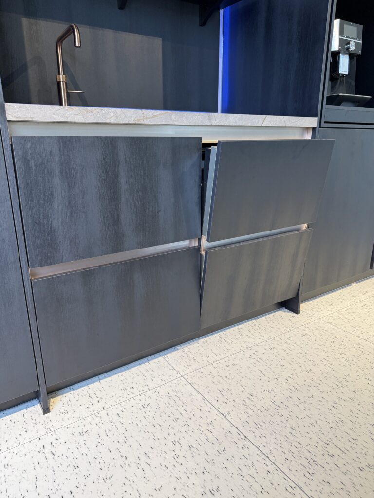 Donker houtfineer met luxe uitstraling fronten hotel chic